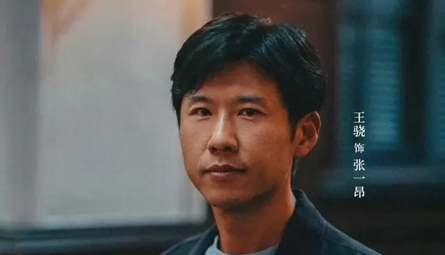 《低智商犯罪》播出两集登顶收视榜，荒诞悬疑风格引发观众热议 - 现场图