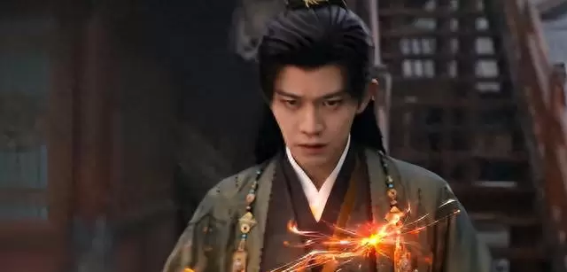 王鹤润《烈焰》辛湄造型引观感落差，浓颜系演员适配度再受关注 - 资讯配图