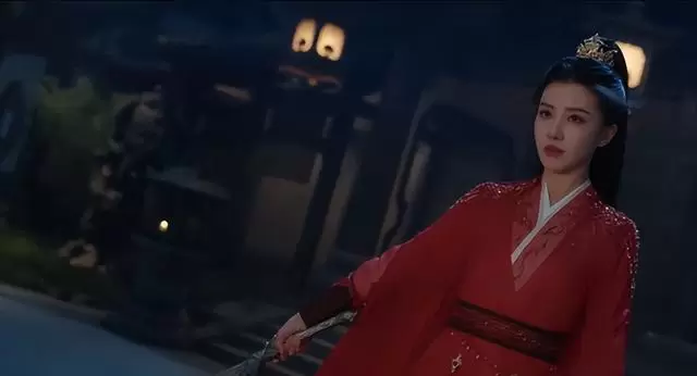 王鹤润《烈焰》辛湄造型引观感落差，浓颜系演员适配度再受关注 - 相关图片
