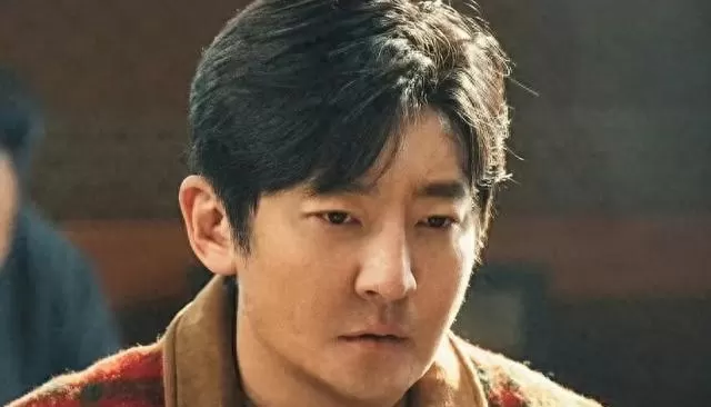 《低智商犯罪》播出两集登顶收视榜，荒诞悬疑风格引发观众热议 - 资讯配图